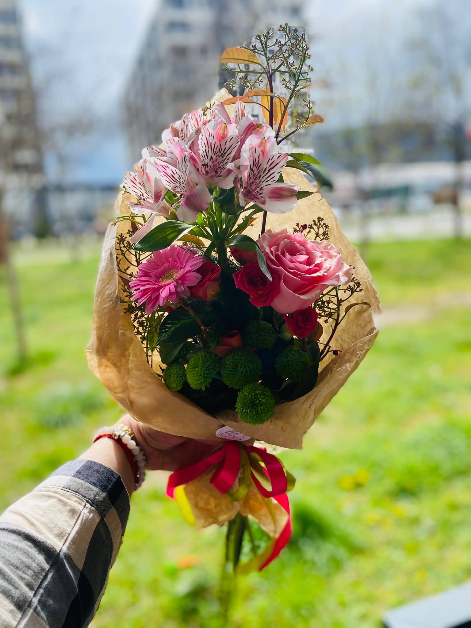 Alstroemeria ve Güllerle Zarif Pembe Buket — 2