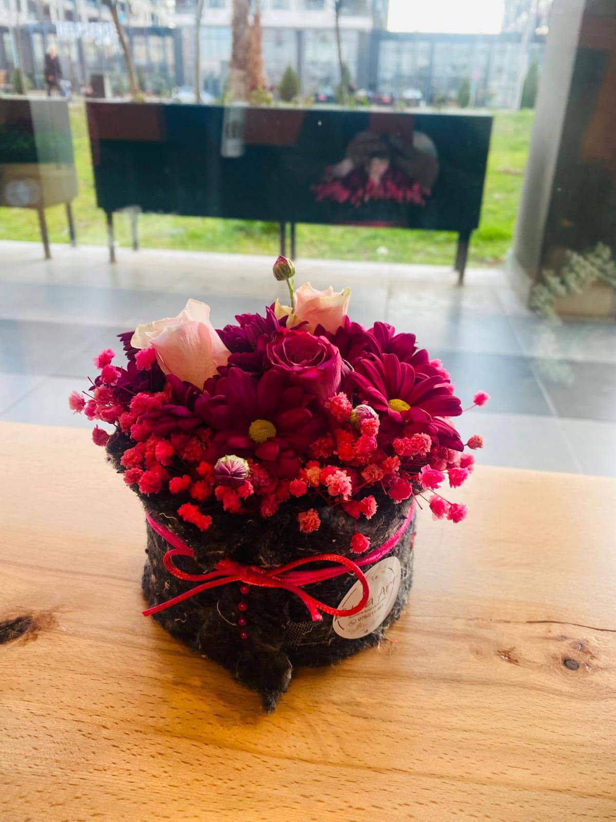 Romantic arrangement in a box with roses and chrysanthemums — 2