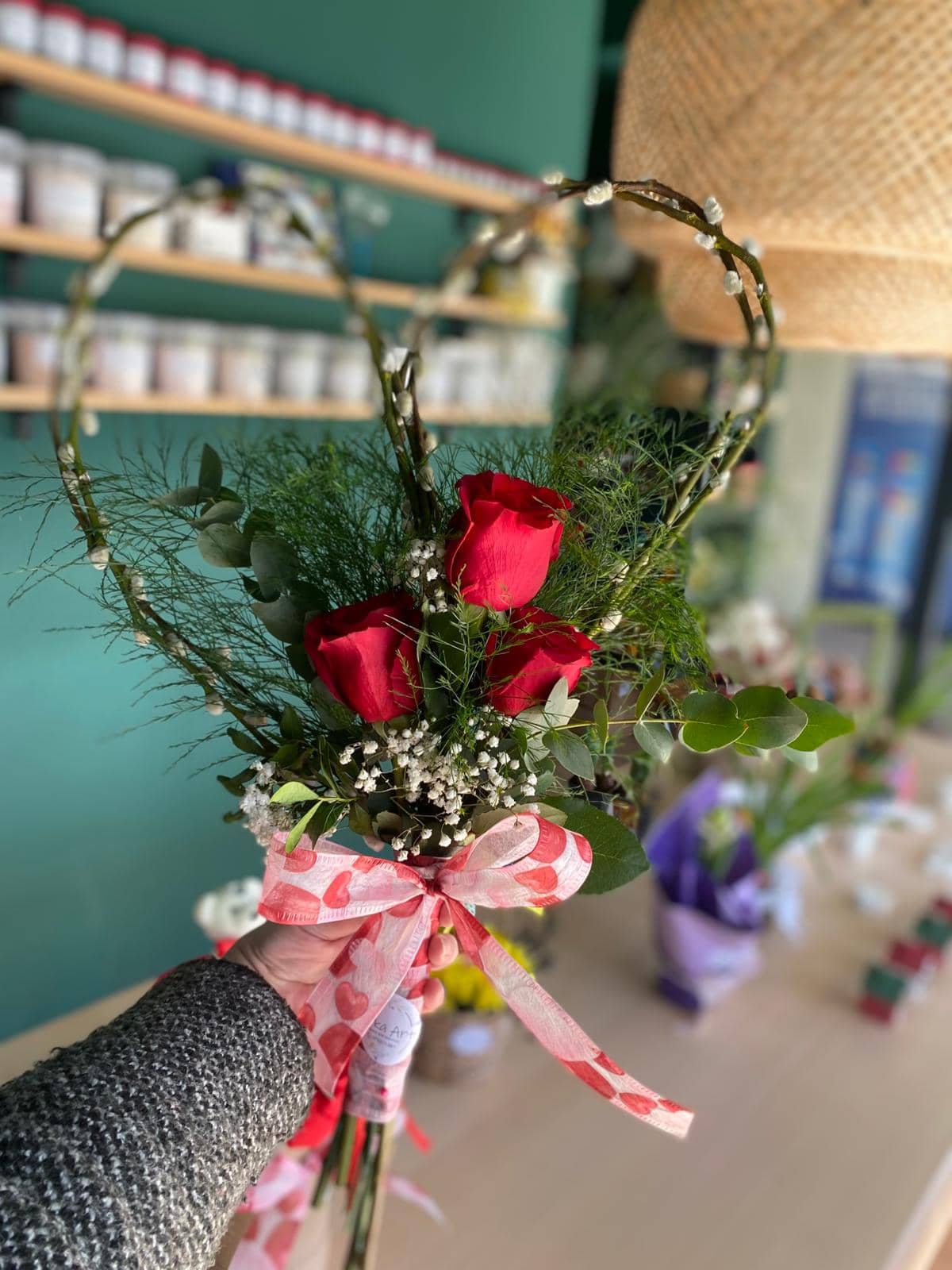 Romantic bouquet with red roses and a heart — 2