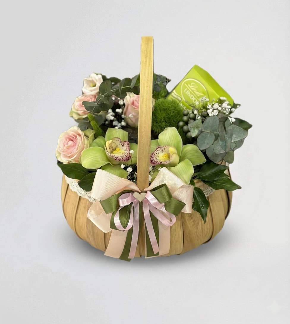 Слика на Цветен аранжман со слатки