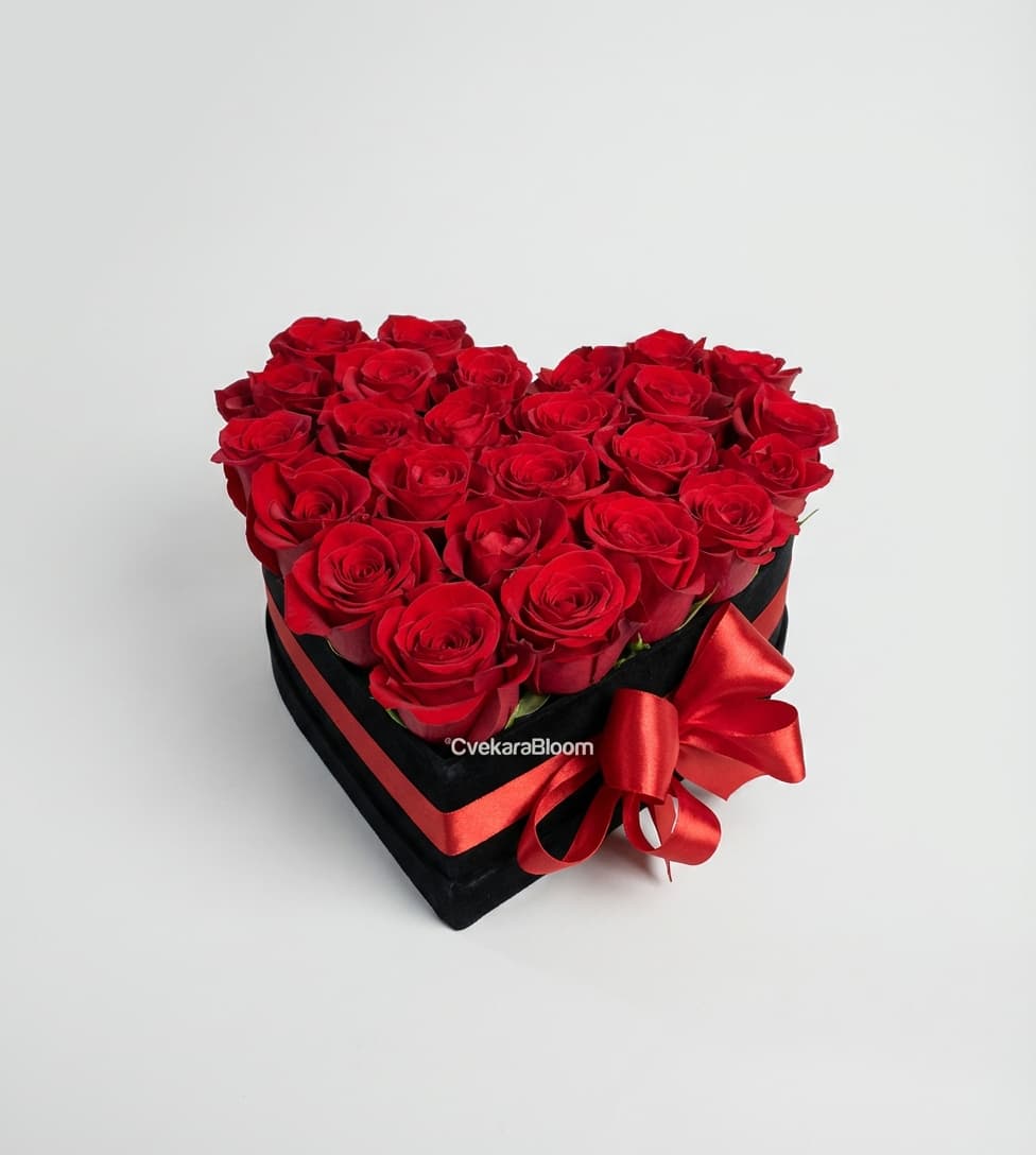 Слика на 25 рози во кутија за цвеќе во форма на срце