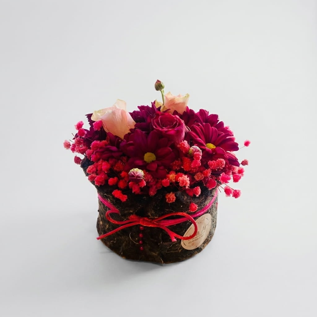 Romantic arrangement in a box with roses and chrysanthemums — 1